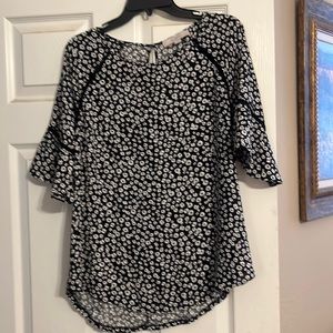 Loft mixed media floral print size large. Cute flowy sleeve detailing.